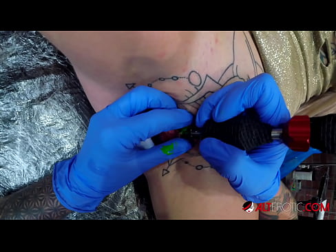 ❤️ Il-hottie tatwaġġjata ħafna Sully Savage għamlet tatwaġġ fuq il-klitoris tagħha Video tal-ħakk f'mt.sexafinkarasskaz.ru ❌