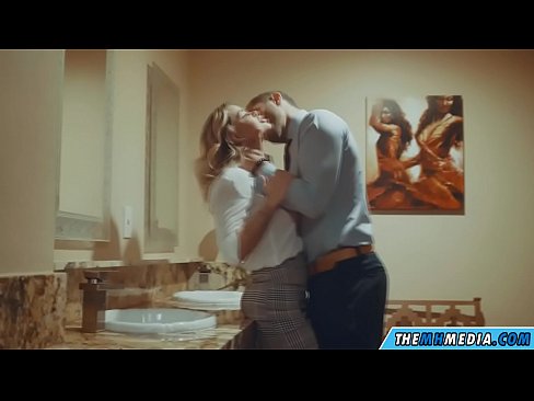 ❤️ Meta blonda busty seduces f'kamra tal-banju pubbliku Video tal-ħakk f'mt.sexafinkarasskaz.ru ❌